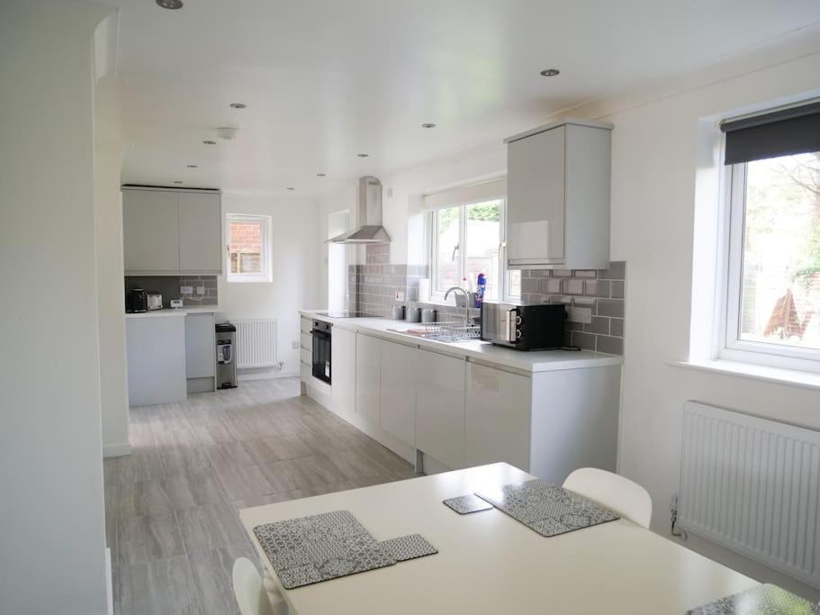 Cosy Four Bed Property With En-Suite Near To Nec Birmingham Airport And The City ภายนอก รูปภาพ